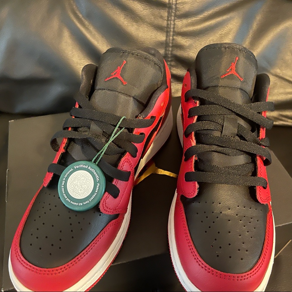 NEW JORDAN 1 LOW Reverse Bred (GS) Sz 6.5Y